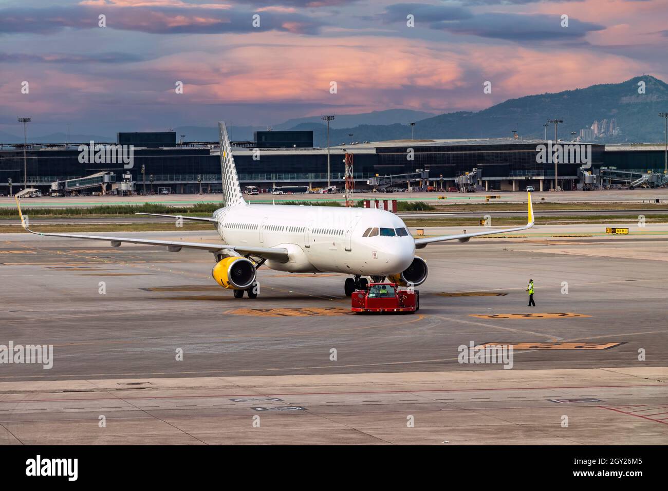 Traktor auf dem Rückstoß-Manöver eines Flugzeugs im Flughafen, das das Flugzeug für den Start vorbereitet Stockfoto