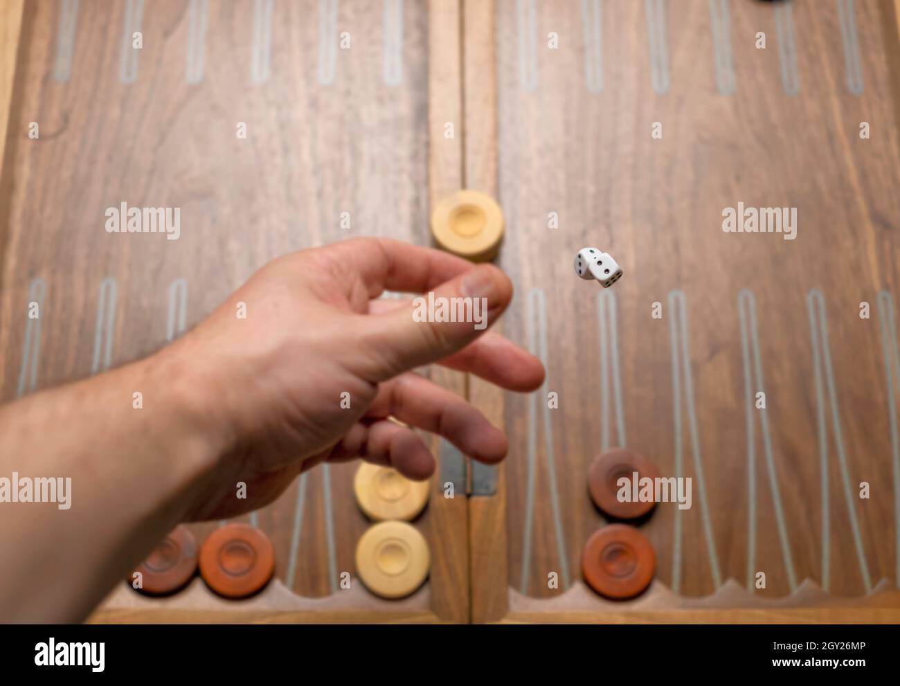 Backgammon Würfel Hand. Brettspiel Stockfoto