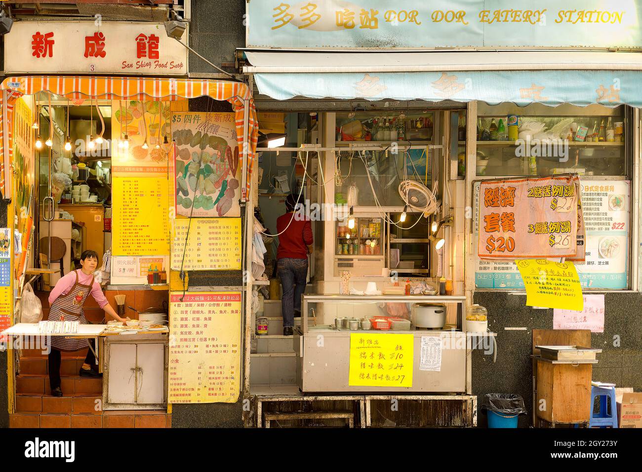 Sheung Wan, Hong Kong Island, Hong Kong, China, Asien - traditionelle Lokale öffneten sich zur Straße im Westen Hongkongs. Stockfoto