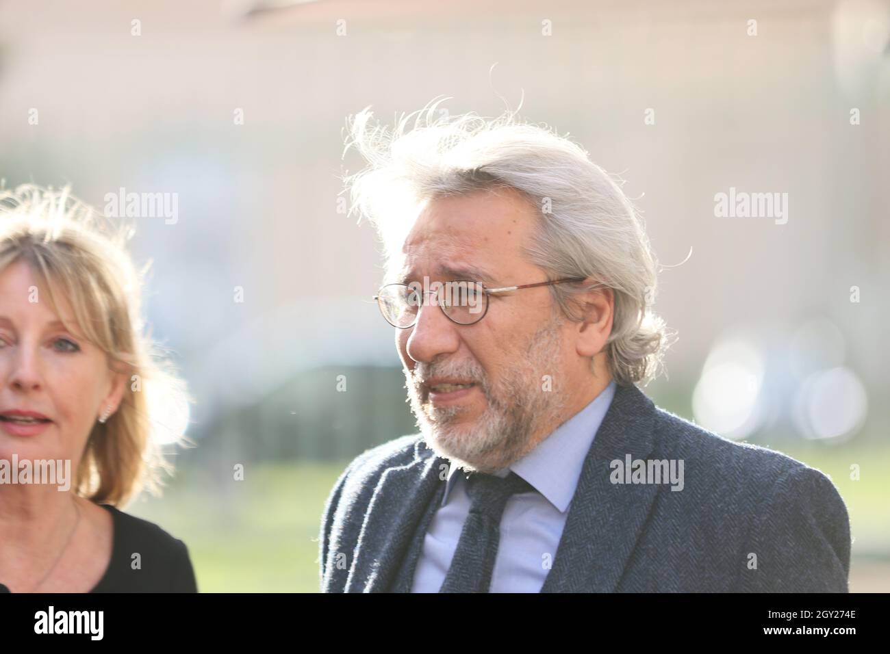 10/06/2021, Potsdam, Deutschland. Can Dündar vor dem M100-Sondergespräch 'die totalitäre Versuchung'. Der Sondervortrag findet im Rahmen der internationalen Medienkonferenz M100 Sanssouci Colloquium im Schlosstheater des Neuen Palastes im Sanssouci Park statt. Stockfoto