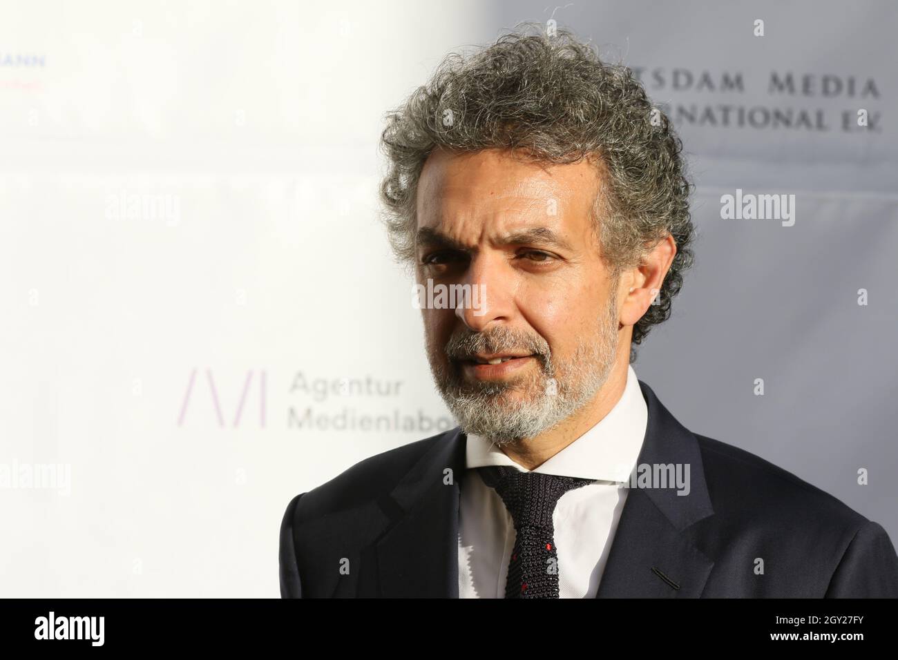 10/06/2021, Potsdam, Deutschland. Saad Mohseni vor dem M100-Sondergespräch „die totalitäre Versuchung“. Der Sondervortrag findet im Rahmen der internationalen Medienkonferenz M100 Sanssouci Colloquium im Schlosstheater des Neuen Palastes im Sanssouci Park statt. Stockfoto