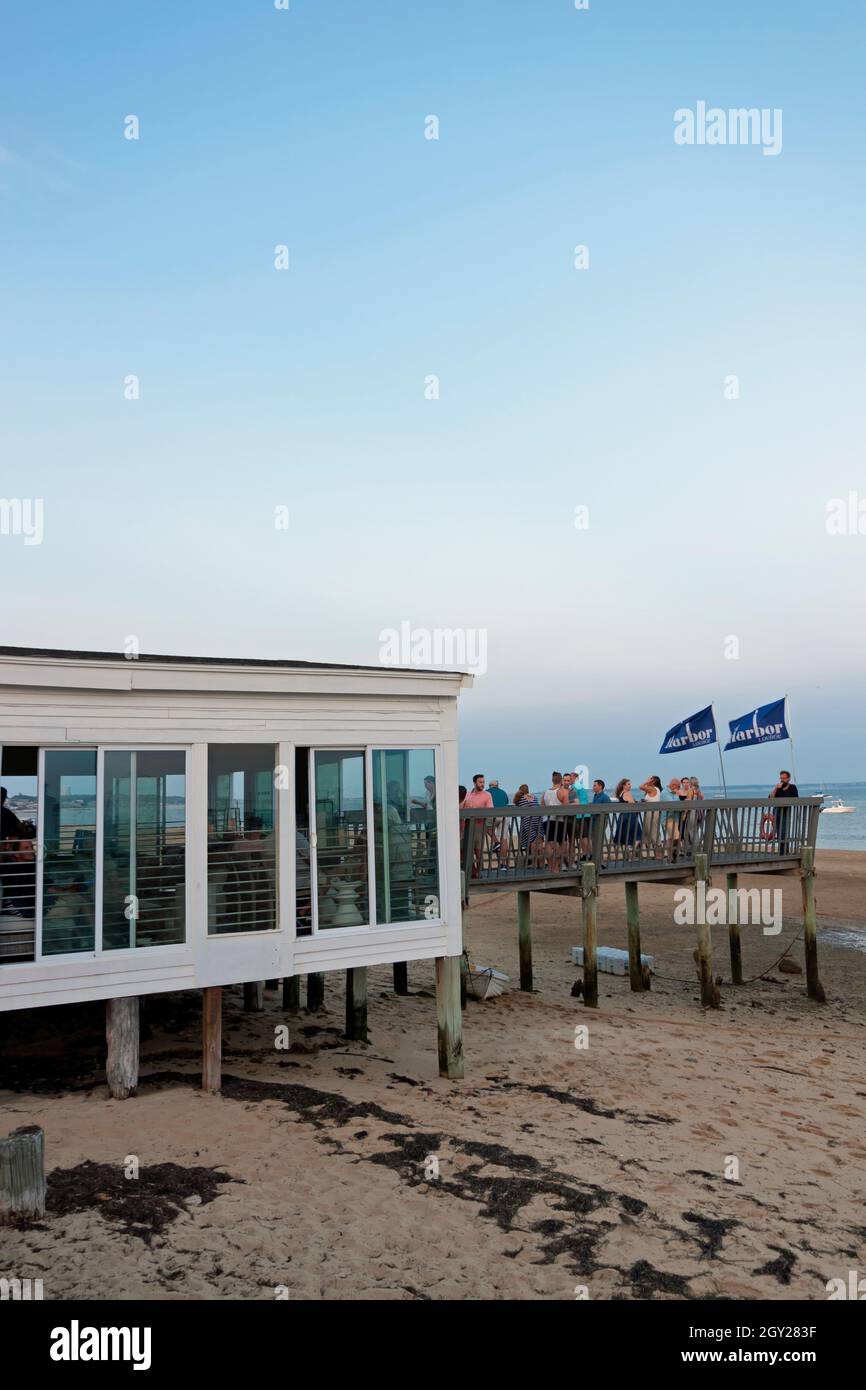 Gäste der Harbour Lounge genießen bei Sonnenuntergang in Provincetown, Massachusetts, USA, Getränke und einen wunderschönen Blick auf das Wasser. Stockfoto