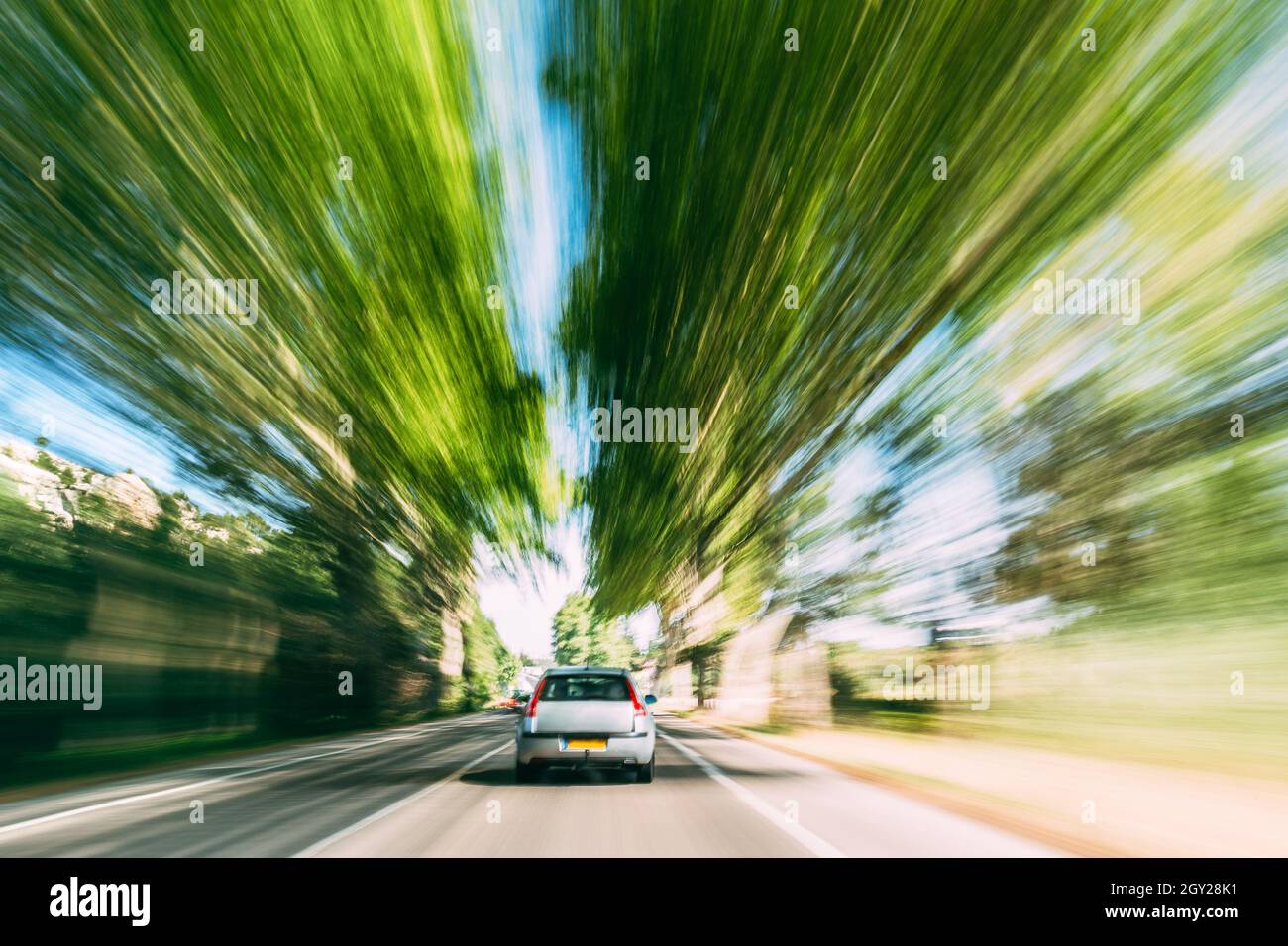 Speeding Car auf Einem Highway, Land Asphalt Road. Hintergrund Für Bewegungsunschärfe Stockfoto