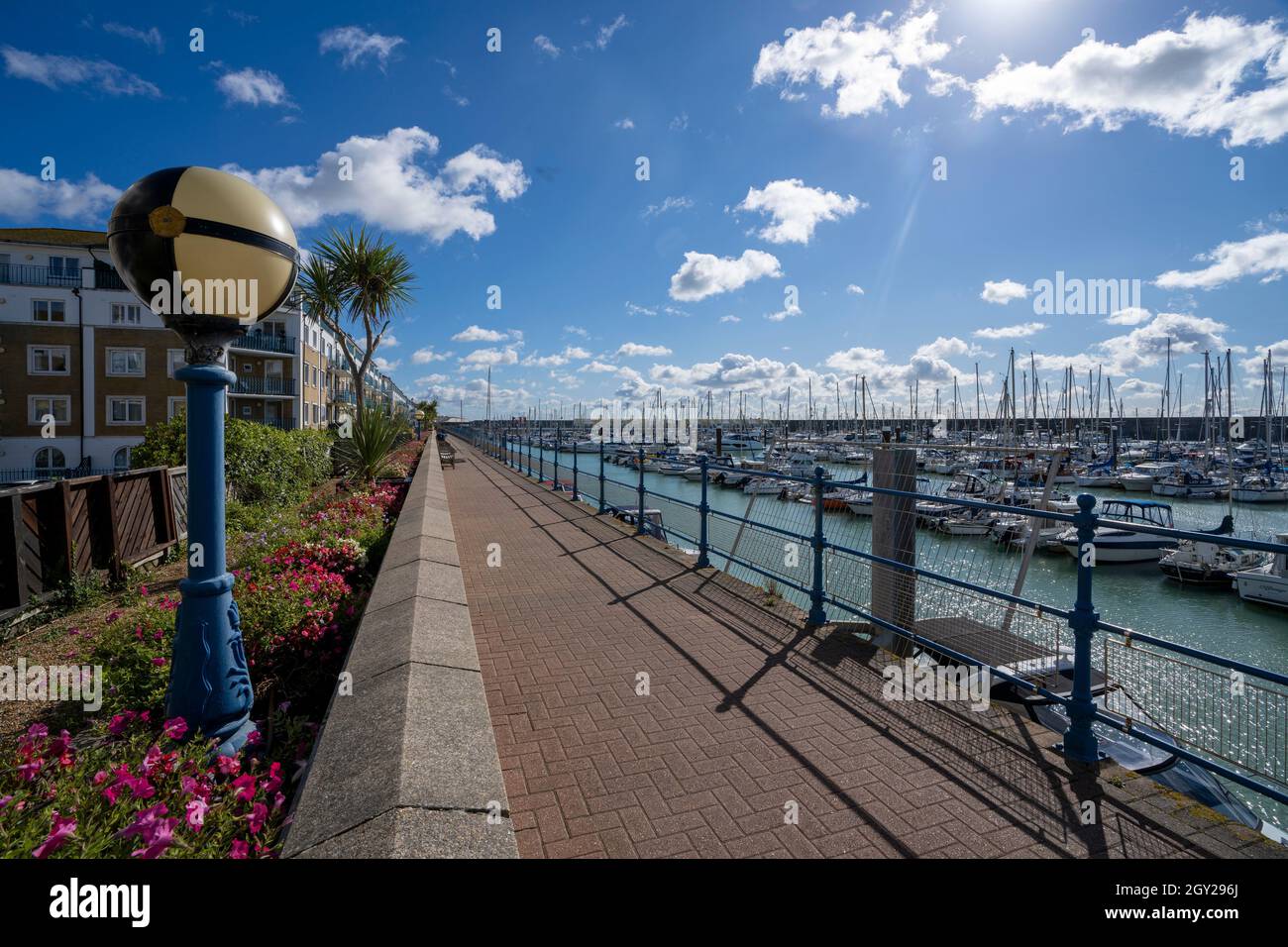 Apartments und Yachten entlang der Uferpromenade in Brighton Marina, Brighton, East Sussex, England, Großbritannien Stockfoto