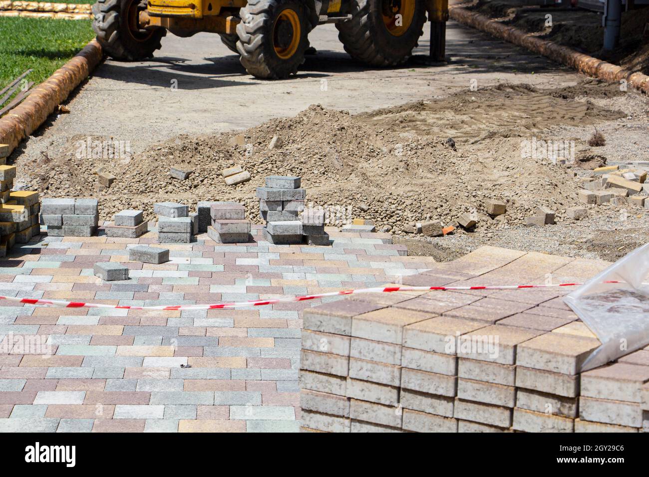 Prozess der Konstruktion von Backstein gepflasterten Bürgersteig, halb gebaut Bürgersteig Straße. Stockfoto