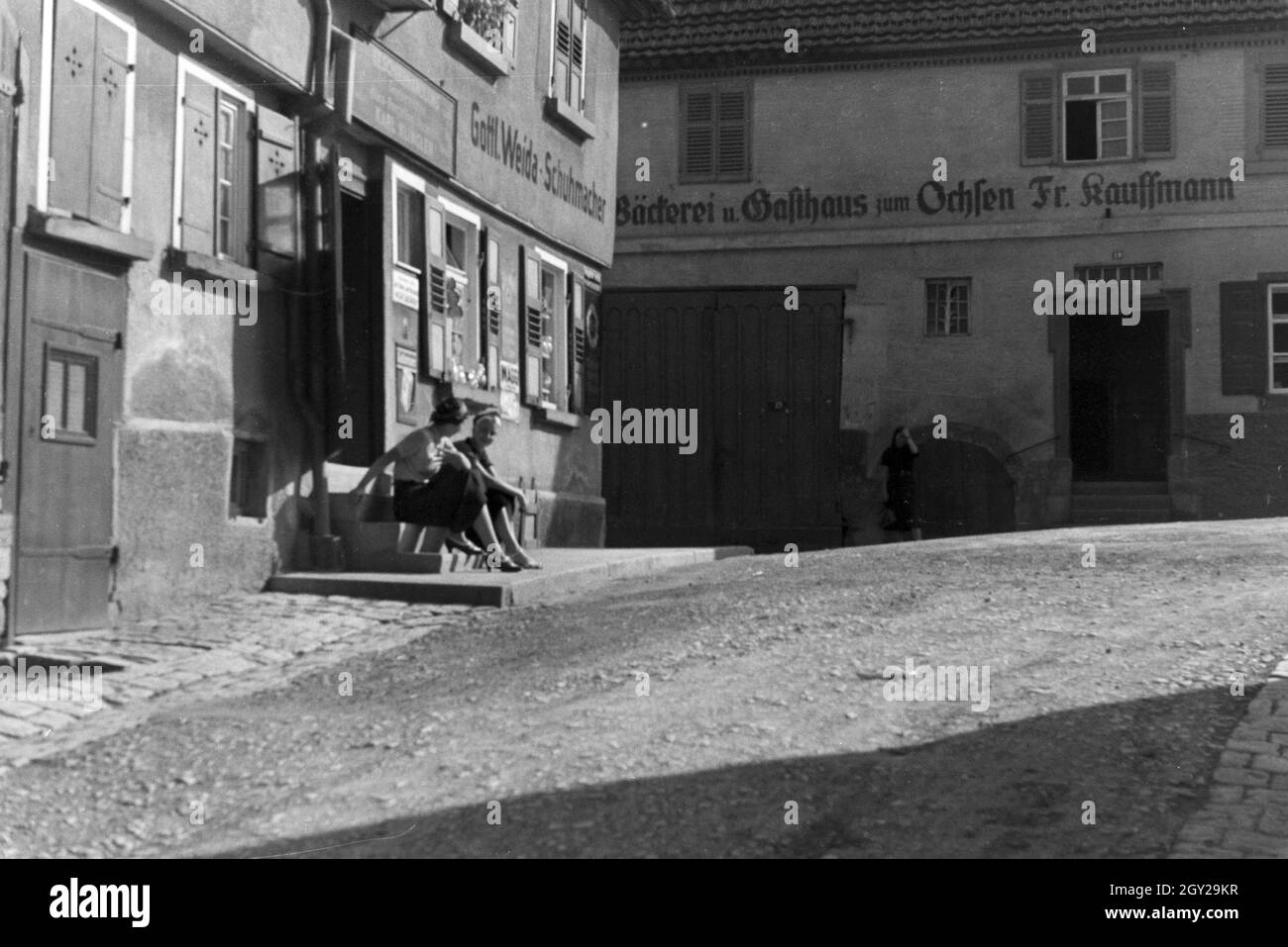 Zwei junge Frauen im Stuttgarter Stadtteil Uhlbach, Deutschland 1930er Jahre. Zwei junge Frauen, die in Uhlbach, ein Stadtteil von Stuttgart, Deutschland 1930. Stockfoto