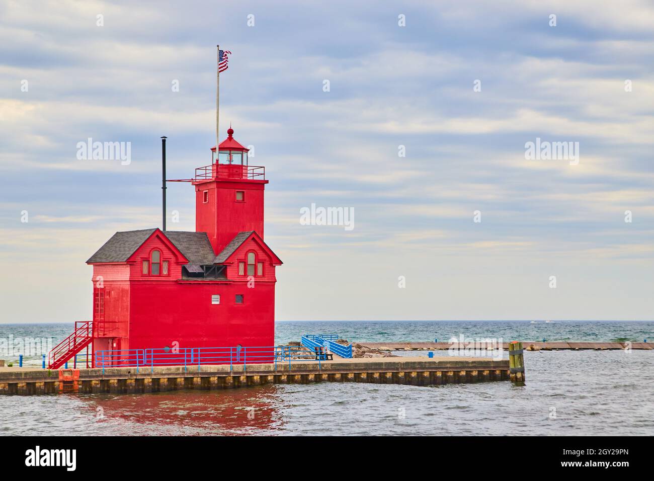 Großer roter Leuchtturm am Pier am See in Michigan Stockfoto