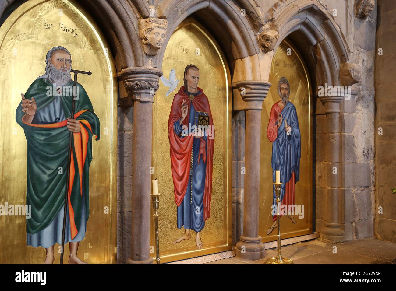 Symbole des Heiligen Patrick, des Heiligen David und des Heiligen Andreas (2012, Sara Crisp), des St. David's Shrine, der St. David's Cathedral, Pembrokeshire, Wales, Großbritannien, Europa Stockfoto