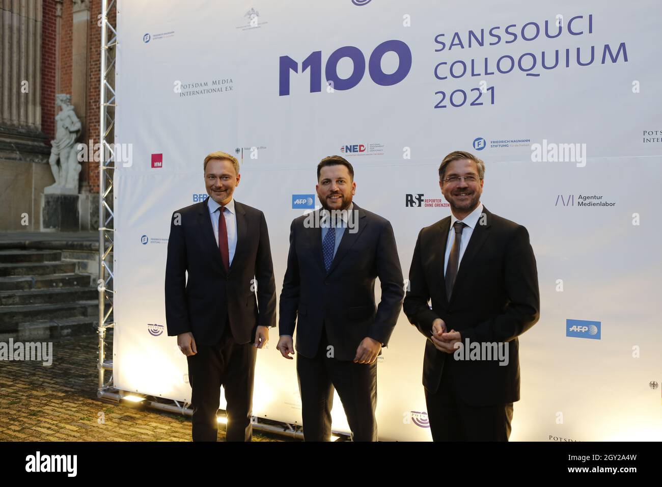 10/06/2021, Potsdam, Deutschland. Christian Lindner, Laudator und Bundesvorsitzender der FDP, Leonid Volkov und Potsdamer Oberbürgermeister Mike Schubert. M100-Medienpreis: Der inhaftierte Kreml-Kritiker Navalny erhält in Potsdam den Medienpreis. Der Preis für Nawalny, der seit Januar inhaftiert ist, wird von seinem engsten Kollegen und Vertrauten Leonid Volkov angenommen. Stockfoto