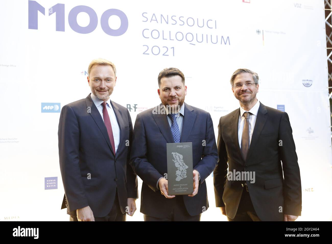 10/06/2021, Potsdam, Deutschland. Christian Lindner, Laudator und Bundesvorsitzender der FDP, Leonid Volkov und Potsdamer Oberbürgermeister Mike Schubert. M100-Medienpreis: Der inhaftierte Kreml-Kritiker Navalny erhält in Potsdam den Medienpreis. Der Preis für Nawalny, der seit Januar inhaftiert ist, wird von seinem engsten Kollegen und Vertrauten Leonid Volkov angenommen. Stockfoto