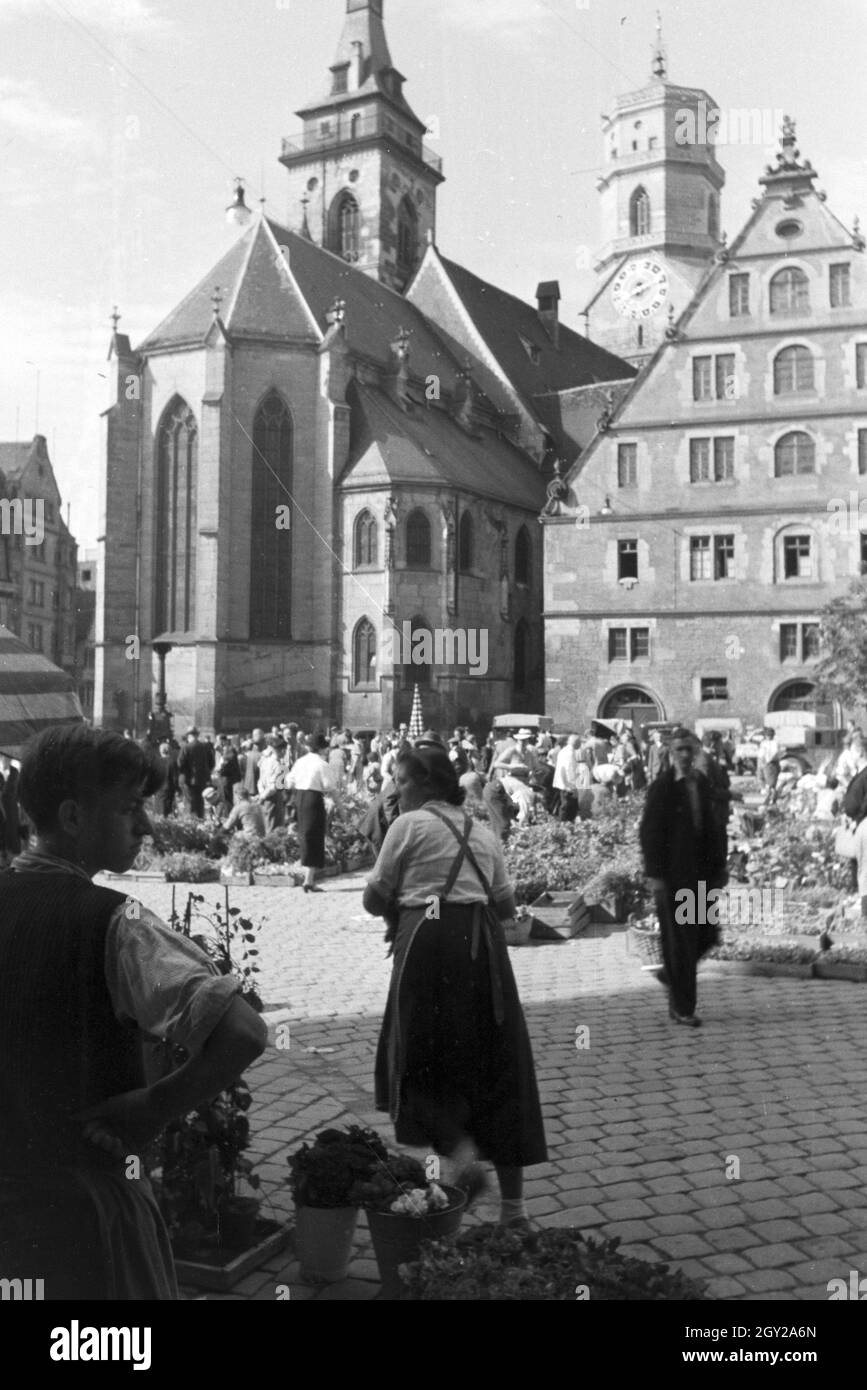 Der Wochenmarkt auf dem Stuttgarter Marktplatz, Deutschland 1930er Jahre. Der Wochenmarkt auf dem Marktplatz in Stuttgart, Deutschland 1930. Stockfoto