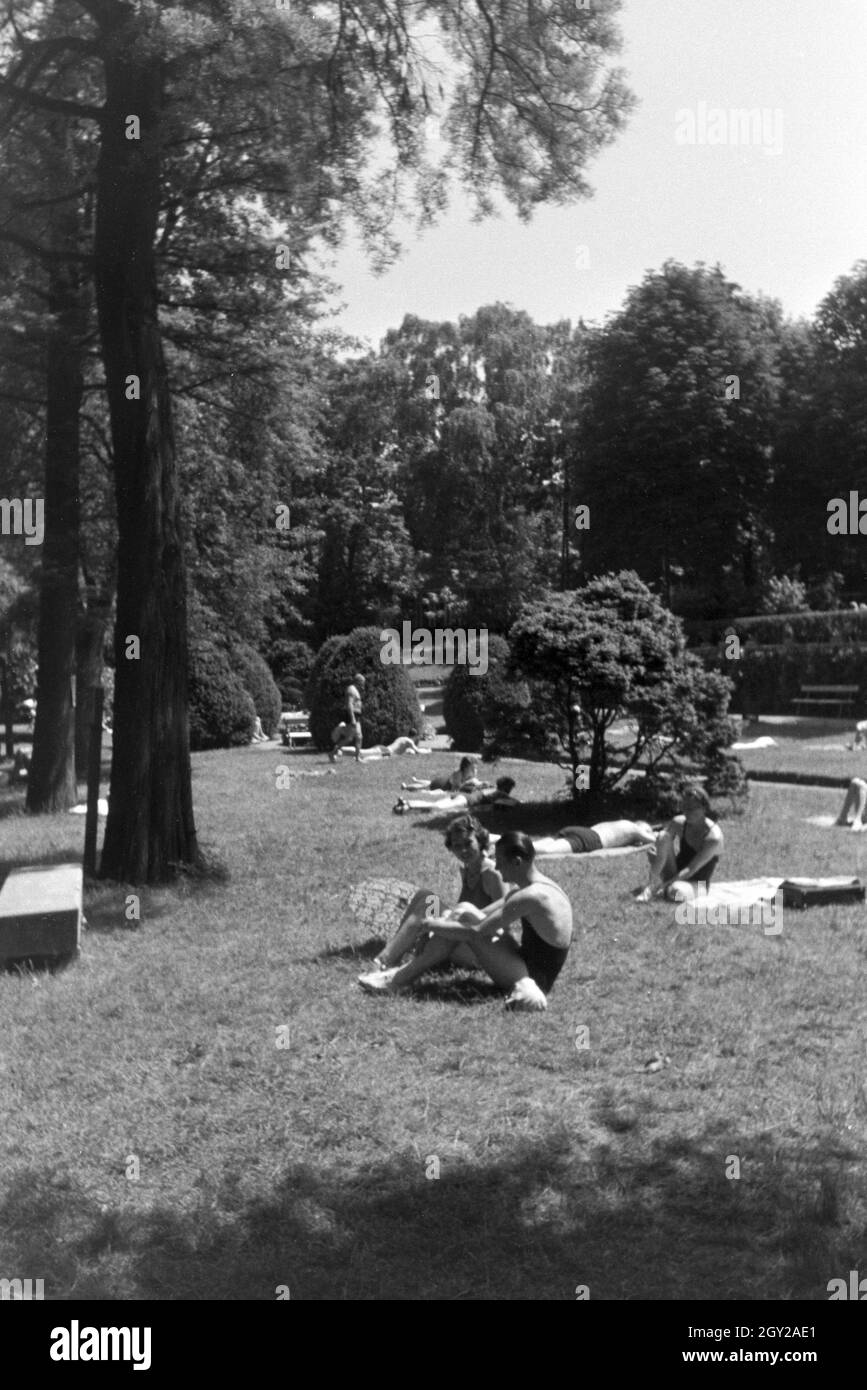 Badegäste in einem Stuttgarter Freibad, Deutschland 1930er Jahre. Badegäste in ein Open Air Bad in Stuttgart, Deutschland 1930. Stockfoto