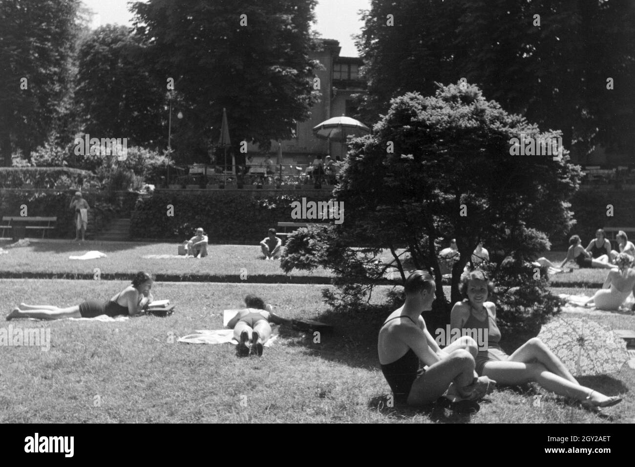 Badegäste in einem Stuttgarter Freibad, Deutschland 1930er Jahre. Badegäste in ein Open Air Bad in Stuttgart, Deutschland 1930. Stockfoto