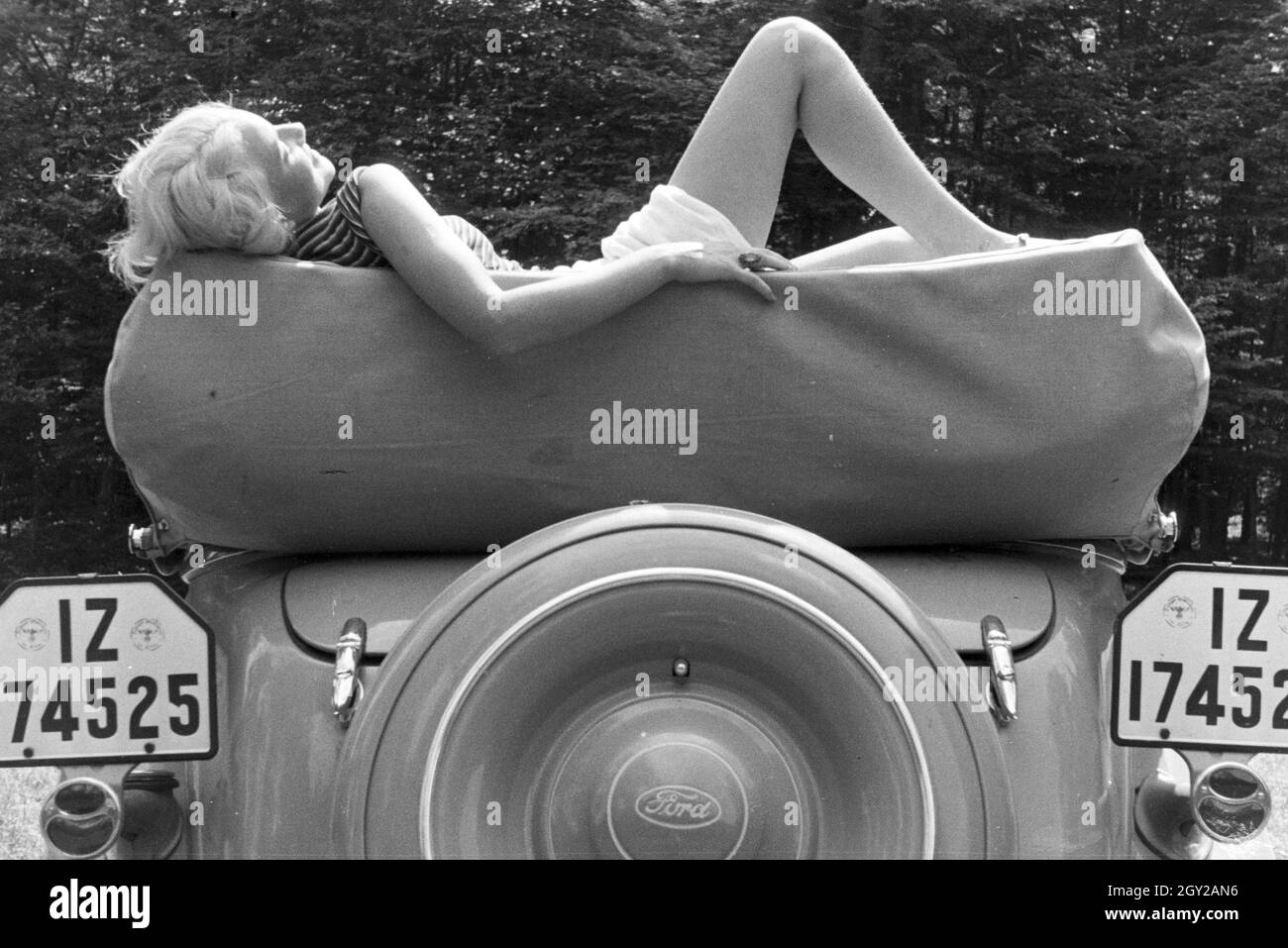 Eine Junge Frau Beim Sonnenbaden Im Faltdach Eines Ford V8, 1930er Jahre Deutschland. Eine junge Frau, Sonnenbaden in ein Faltdach eines Ford V8, Deutschland der 1930er Jahre. Stockfoto