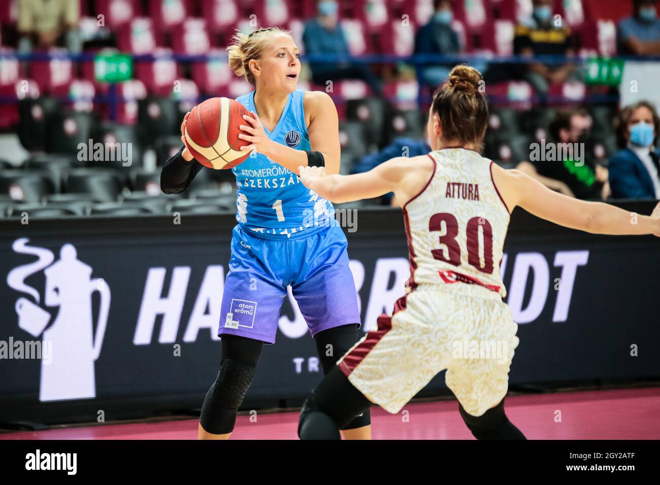 Palasport Taliercio, Venedig, Italien, 06. Oktober 2021, Leslie Vorpahl (KSC Szekszard), Beatrice Attura (Umana Reyer Venezia) während Umana Reyer Venezia gegen KSC Szekszard - Basketball Euroleague Women Championship Stockfoto