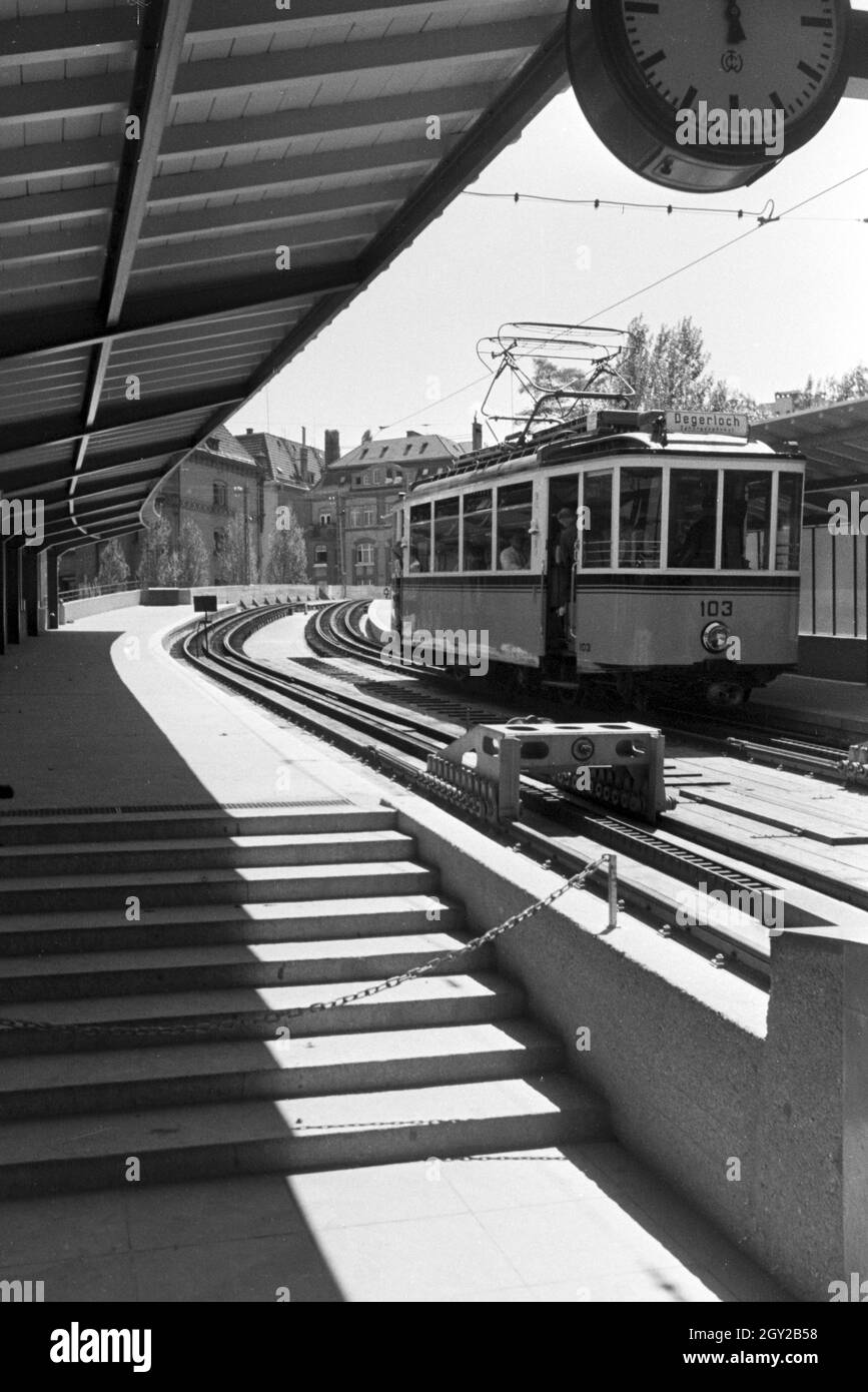 Eine Bahnhaltestelle in Stuttgart, Deutschland, 1930er Jahre. Eine Straßenbahn-Station in Stuttgart, Deutschland 1930. Stockfoto