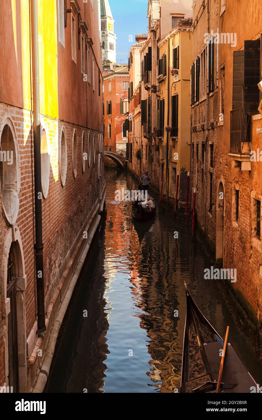 Typisch venezianischer Kanal mit einer Gondel in der Mitte Stockfoto