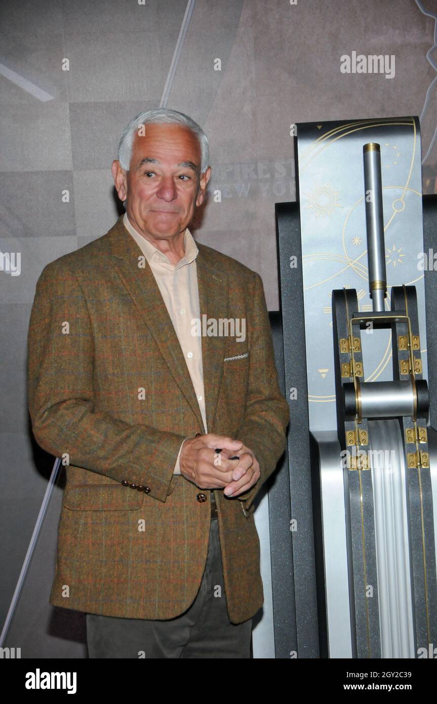 New York, Usa. Oktober 2021. Bobby Valentine posiert während der Beleuchtungszeremonie für Fotos.der ehemalige New York Mets Baseballspieler und Manager, der Bürgermeister von Stamford, Bobby Valentine besucht das Empire State Building, um den "Answer the Call" NYPD & NYFD Children's Benefit Fund in New York City zu ehren. (Foto von Efren Landaos/SOPA Images/Sipa USA) Quelle: SIPA USA/Alamy Live News Stockfoto