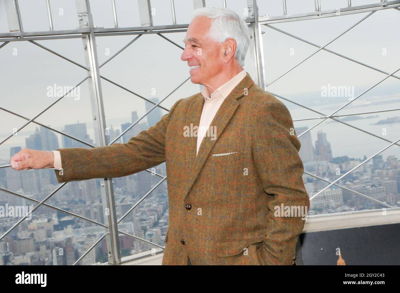 New York, Usa. Oktober 2021. Bobby Valentine posiert für Fotos im Observatorium im 86. Stock des Empire State Building.der ehemalige New York Mets Baseballspieler und Manager, Bürgermeister von Stamford, Bobby Valentine besucht das Empire State Building, um den "Answer the Call" NYPD & NYFD Children's Benefit Fund in New York City zu ehren. (Foto von Efren Landaos/SOPA Images/Sipa USA) Quelle: SIPA USA/Alamy Live News Stockfoto