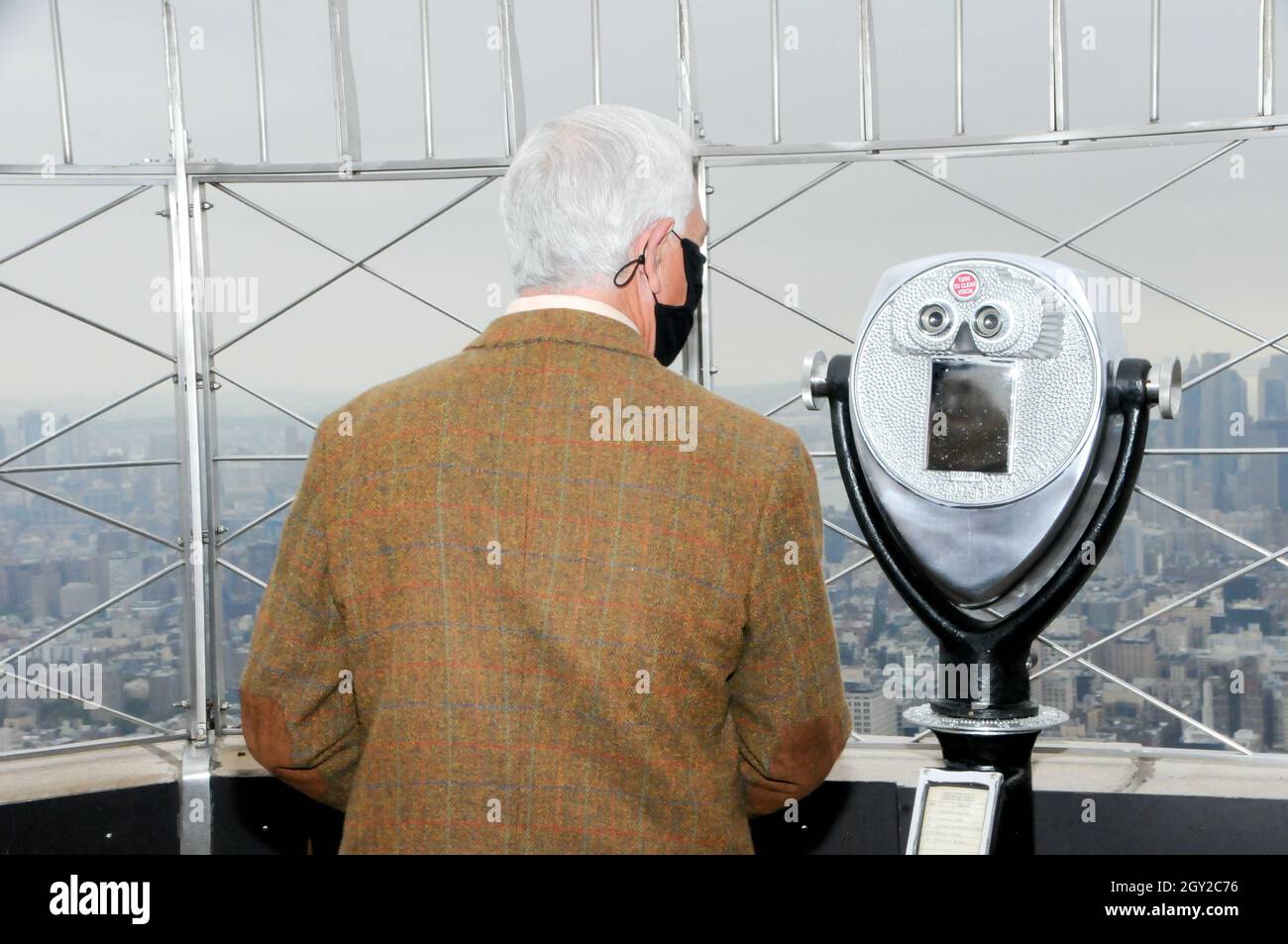 New York, Usa. Oktober 2021. Bobby Valentine sieht die Skyline der Stadt.der ehemalige New York Mets Baseballspieler und Manager, der Bürgermeister von Stamford, Bobby Valentine besucht das Empire State Building, um den "Answer the Call" NYPD & NYFD Children's Benefit Fund in New York City zu ehren. (Foto von Efren Landaos/SOPA Images/Sipa USA) Quelle: SIPA USA/Alamy Live News Stockfoto