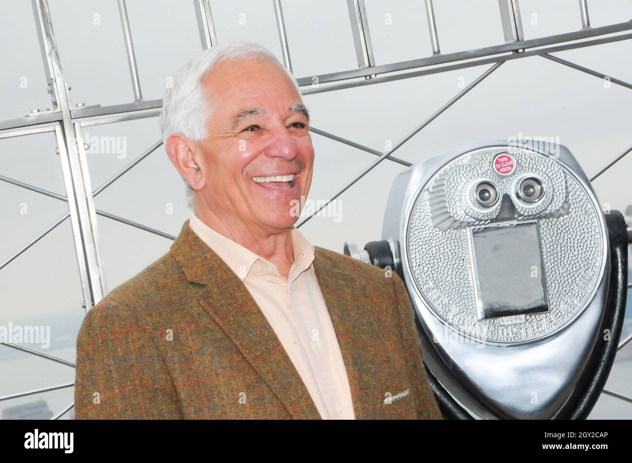 New York, Usa. Oktober 2021. Bobby Valentine posiert für Fotos im Observatorium im 86. Stock des Empire State Building.der ehemalige New York Mets Baseballspieler und Manager, Bürgermeister von Stamford, Bobby Valentine besucht das Empire State Building, um den "Answer the Call" NYPD & NYFD Children's Benefit Fund in New York City zu ehren. (Foto von Efren Landaos/SOPA Images/Sipa USA) Quelle: SIPA USA/Alamy Live News Stockfoto