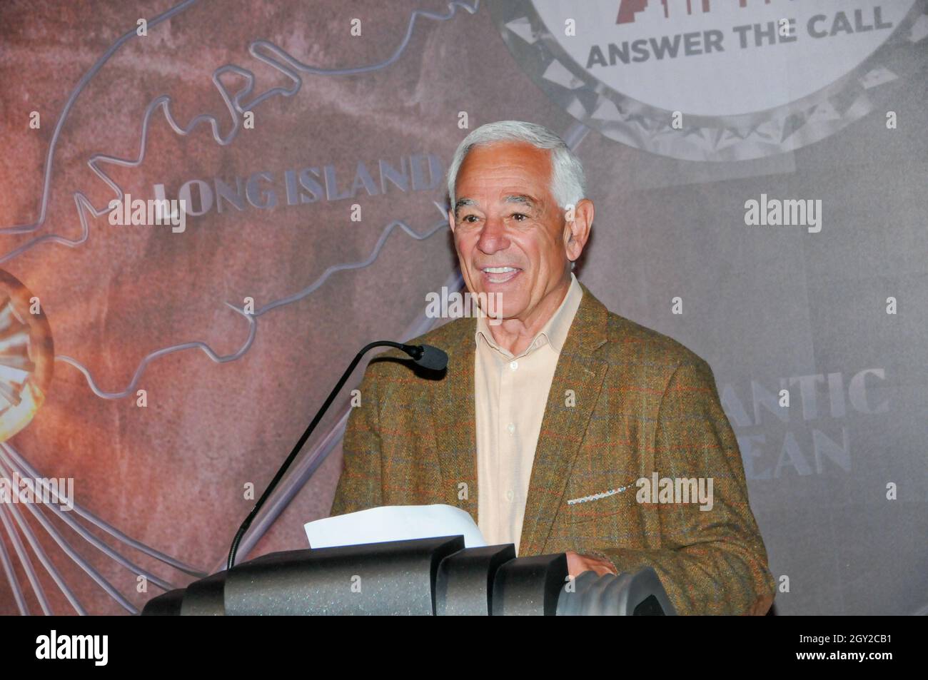 New York, Usa. Oktober 2021. Bobby Valentine spricht während einer Beleuchtungszeremonie.der ehemalige New York Mets Baseballspieler und Manager, der Bürgermeister von Stamford, besucht das Empire State Building, um den "Answer the Call" NYPD & NYFD Children's Benefit Fund in New York City zu ehren. Kredit: SOPA Images Limited/Alamy Live Nachrichten Stockfoto