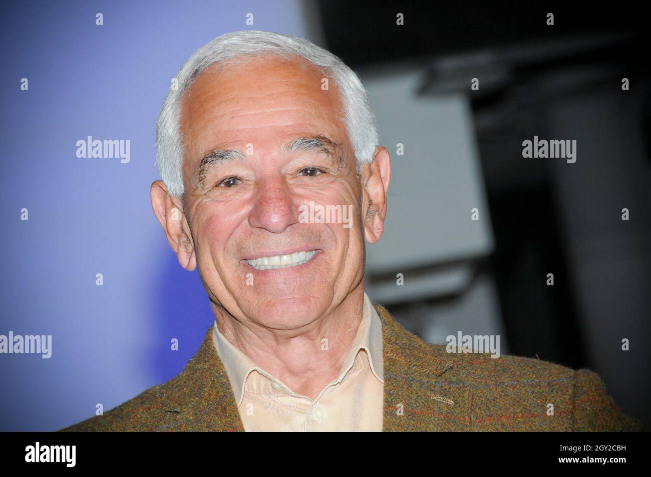 New York, Usa. Oktober 2021. Bobby Valentine posiert für Fotos im Grand Staircase.der ehemalige New York Mets Baseballspieler und Manager, der Bürgermeister von Stamford, besucht das Empire State Building, um den "Answer the Call" NYPD & NYFD Children's Benefit Fund in New York City zu ehren. Kredit: SOPA Images Limited/Alamy Live Nachrichten Stockfoto