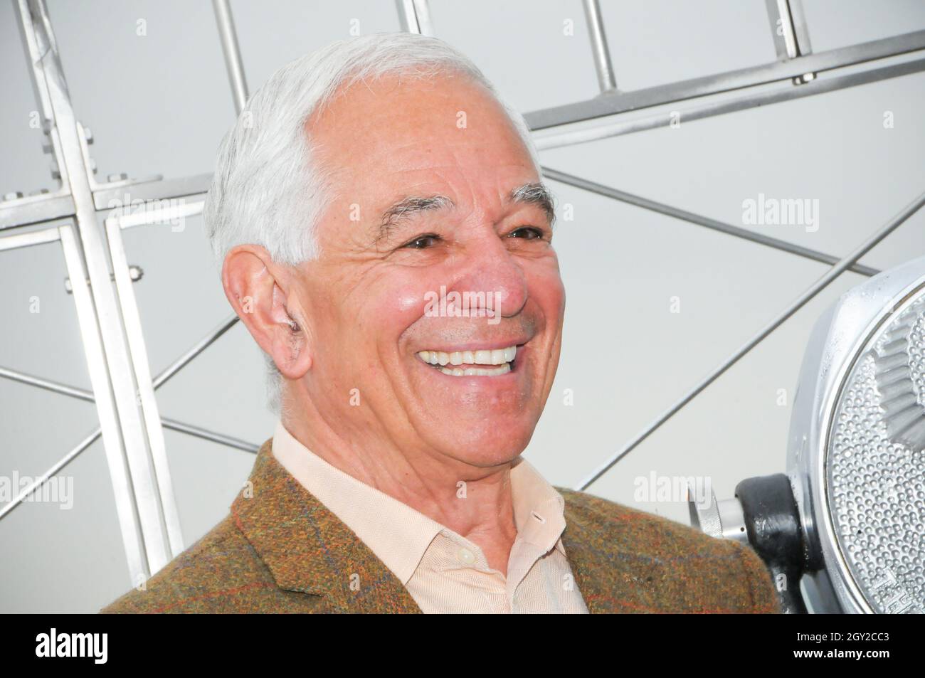 New York, Usa. Oktober 2021. Bobby Valentine wird lächelnd am Observatorium im 86. Stock des Empire State Building gesehen.der ehemalige New York Mets Baseballspieler und Manager, Bürgermeister von Stamford, Bobby Valentine besucht das Empire State Building, um den "Answer the Call" NYPD & NYFD Children's Benefit Fund in New York City zu ehren. (Foto von Efren Landaos/SOPA Images/Sipa USA) Quelle: SIPA USA/Alamy Live News Stockfoto