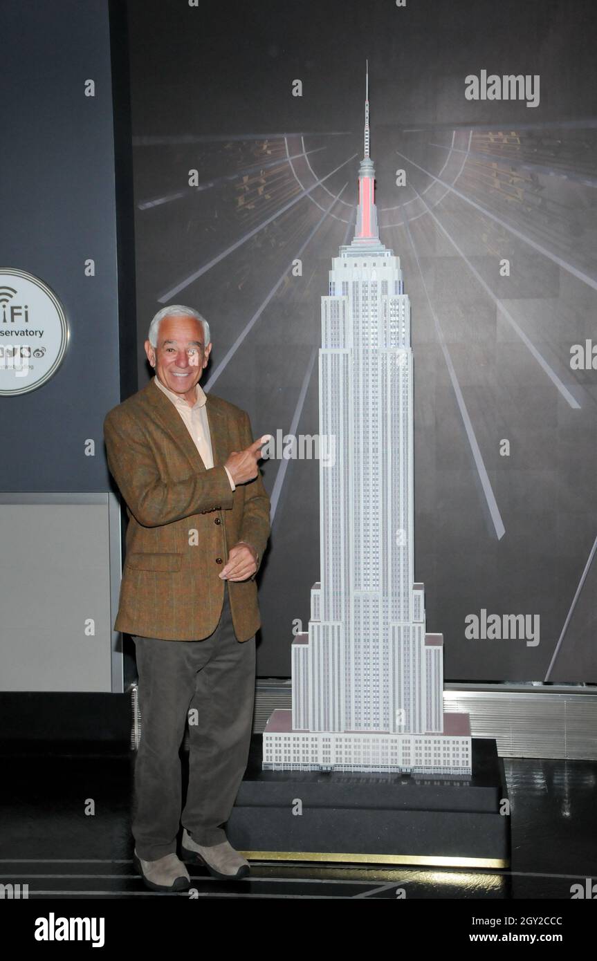 New York, Usa. Oktober 2021. Bobby Valentine posiert während der Beleuchtungszeremonie für Fotos.der ehemalige New York Mets Baseballspieler und Manager, der Bürgermeister von Stamford, Bobby Valentine besucht das Empire State Building, um den "Answer the Call" NYPD & NYFD Children's Benefit Fund in New York City zu ehren. Kredit: SOPA Images Limited/Alamy Live Nachrichten Stockfoto