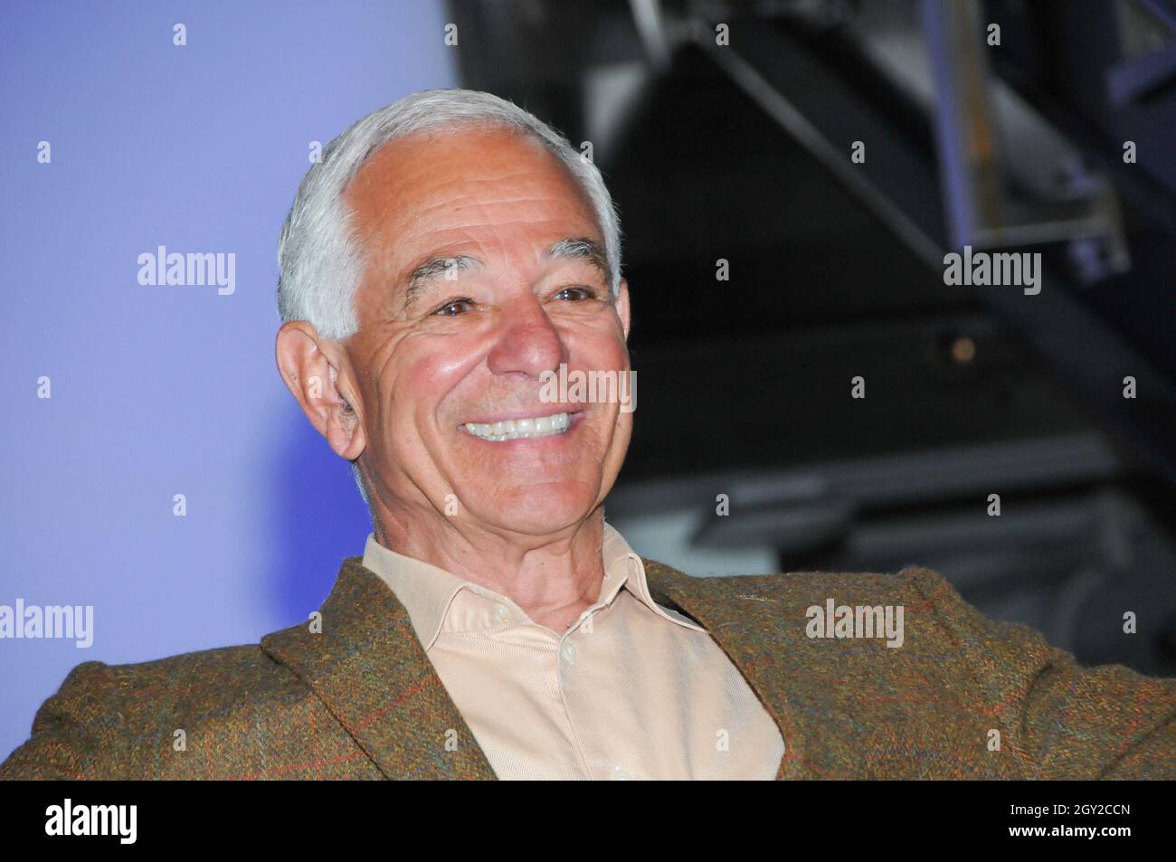 New York, Usa. Oktober 2021. Bobby Valentine posiert für Fotos im Grand Staircase.der ehemalige New York Mets Baseballspieler und Manager, der Bürgermeister von Stamford, besucht das Empire State Building, um den "Answer the Call" NYPD & NYFD Children's Benefit Fund in New York City zu ehren. Kredit: SOPA Images Limited/Alamy Live Nachrichten Stockfoto