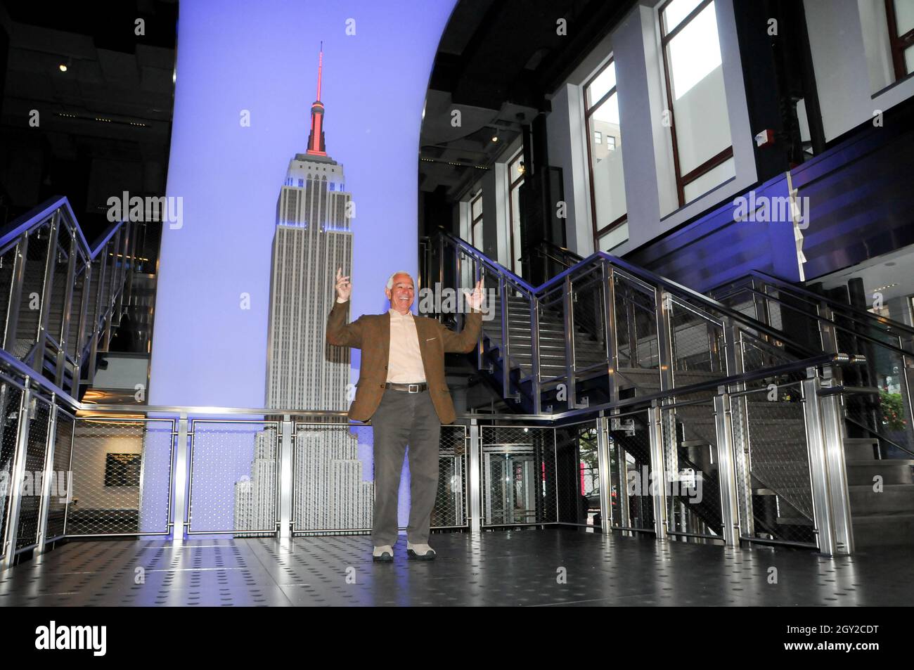 New York, Usa. Oktober 2021. Bobby Valentine posiert begeistert für Fotos im Grand Staircase.der ehemalige New York Mets Baseballspieler und Manager, der Bürgermeister von Stamford, besucht das Empire State Building, um den "Answer the Call" NYPD & NYFD Children's Benefit Fund in New York City zu ehren. Kredit: SOPA Images Limited/Alamy Live Nachrichten Stockfoto