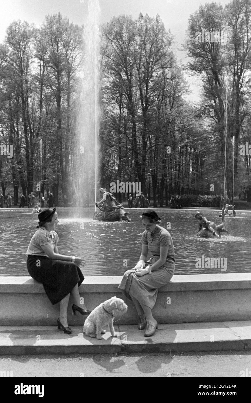 Ein Ausflug zum Schloss Schwetzingen, Deutsches Reich 30er Jahre. Eine Exkursion nach Schwetzingen; Deutschland 1930. Stockfoto