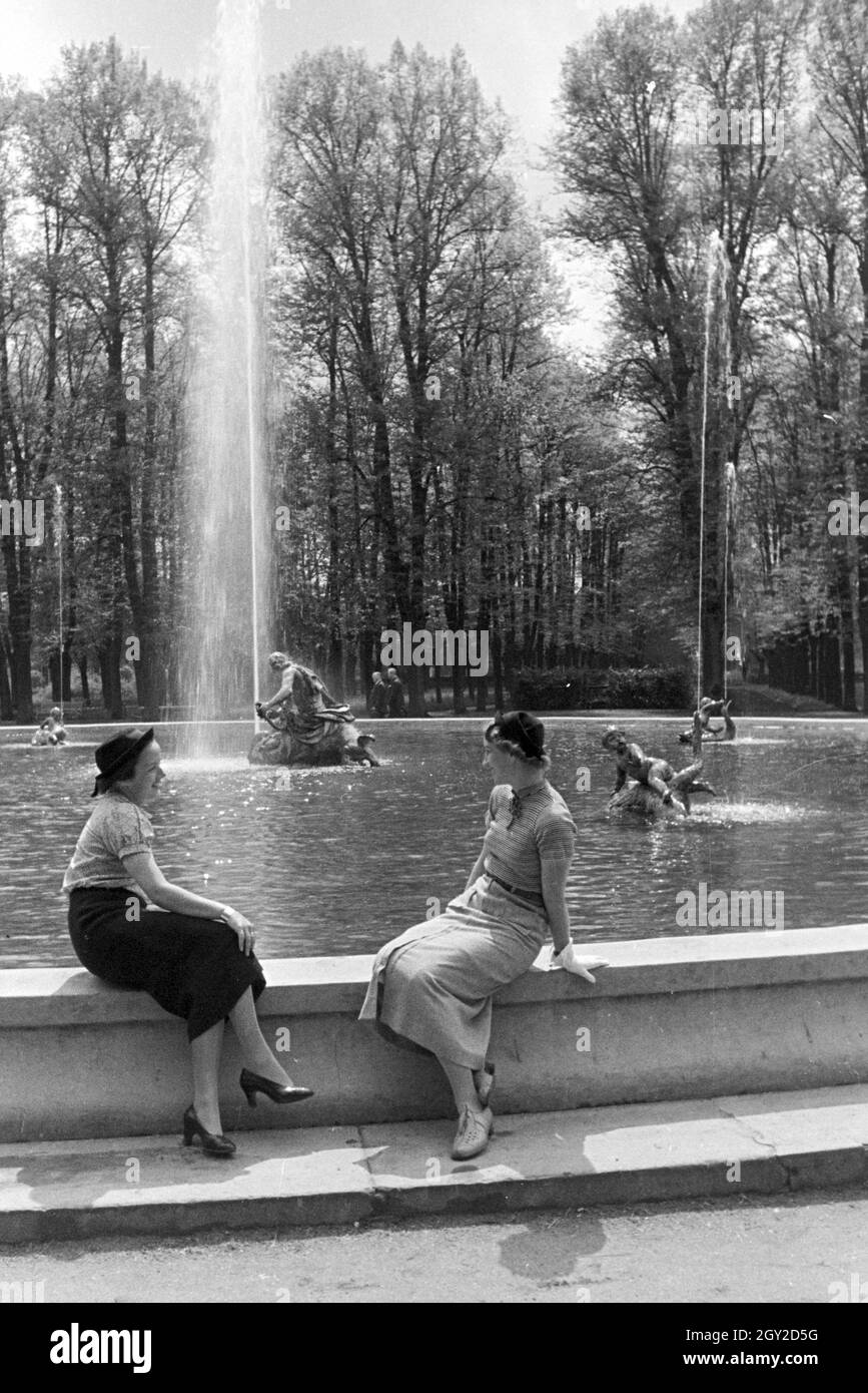 Ein Ausflug zum Schloss Schwetzingen, Deutsches Reich 30er Jahre. Eine Exkursion nach Schwetzingen; Deutschland 1930. Stockfoto