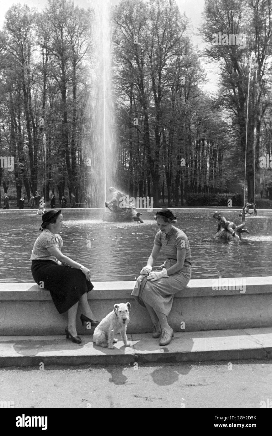 Ein Ausflug zum Schloss Schwetzingen, Deutsches Reich 30er Jahre. Eine Exkursion nach Schwetzingen; Deutschland 1930. Stockfoto