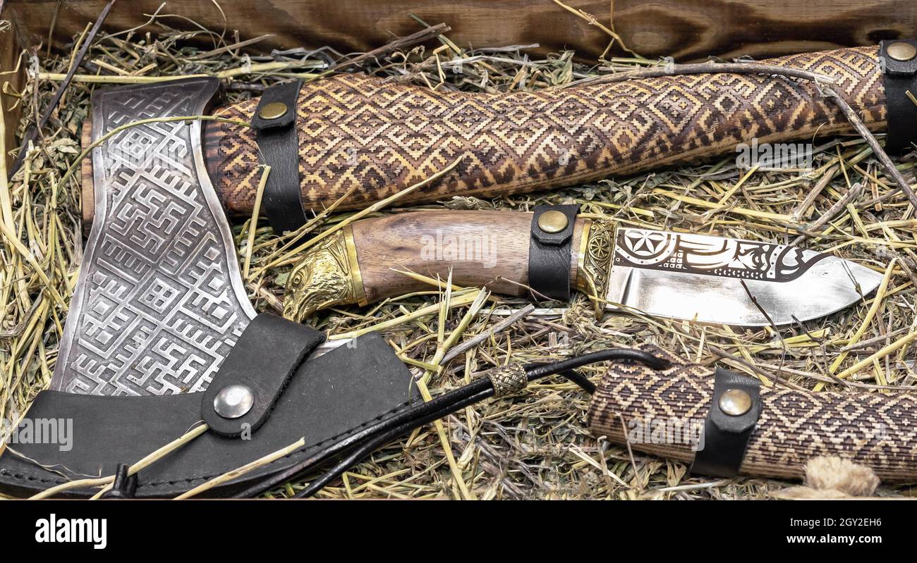 Axt und Messer mit einem Ornament im mittelalterlichen Stil. Stockfoto