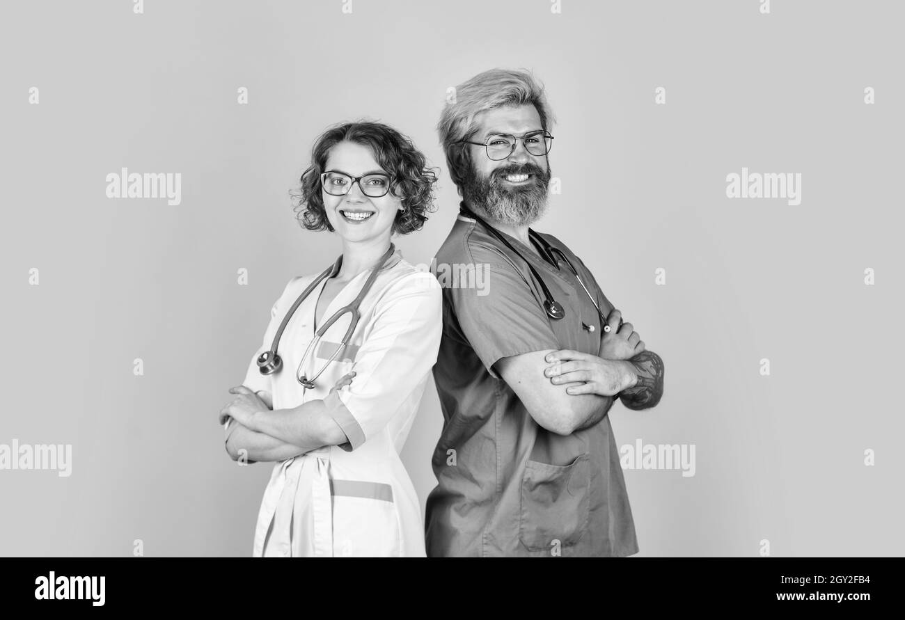 Erfolgreiches Team von Ärzten. Menschen in Uniformen gelben Hintergrund. Medizinisches Personal. Vertrauen Sie unseren Fachleuten. Healthcare-Geschäft. Teamarbeit und Stockfoto