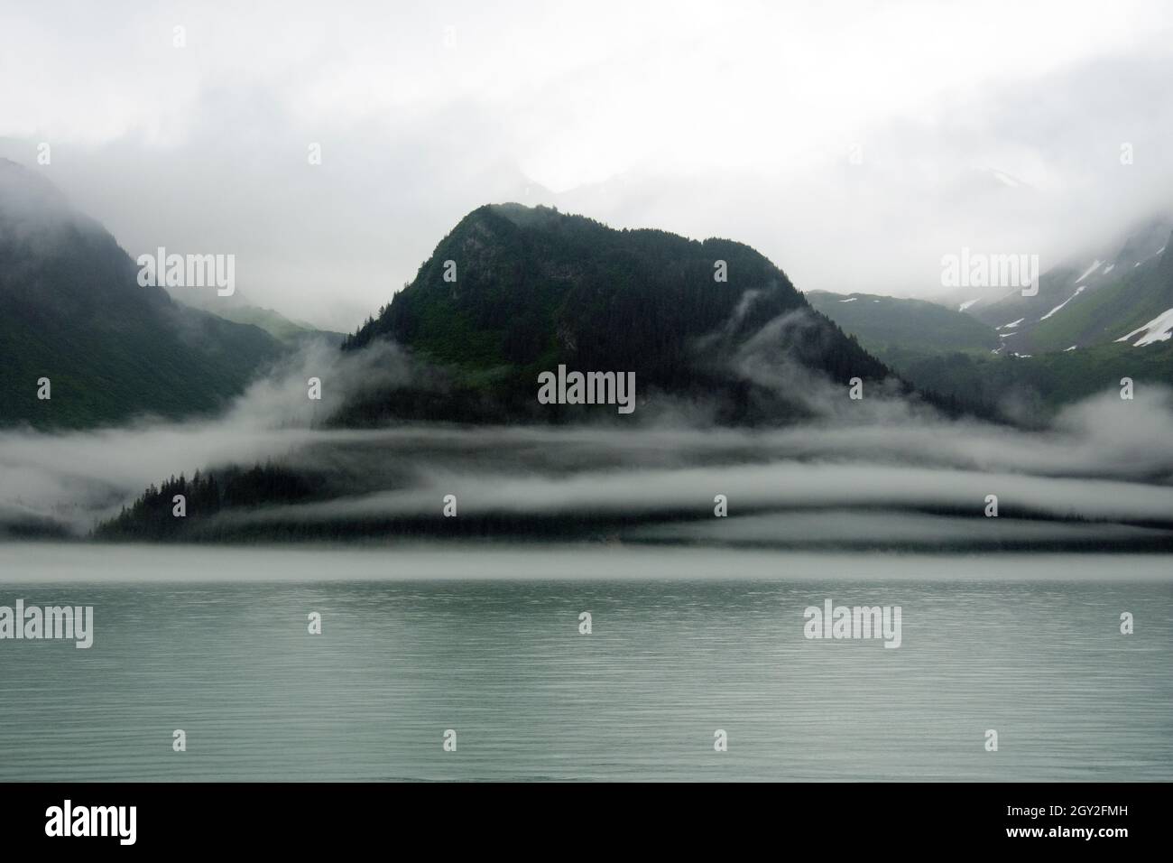 Dichter Nebel an der Küste von Fox Island, Resurrection Bay, Seward, Alaska, USA Stockfoto