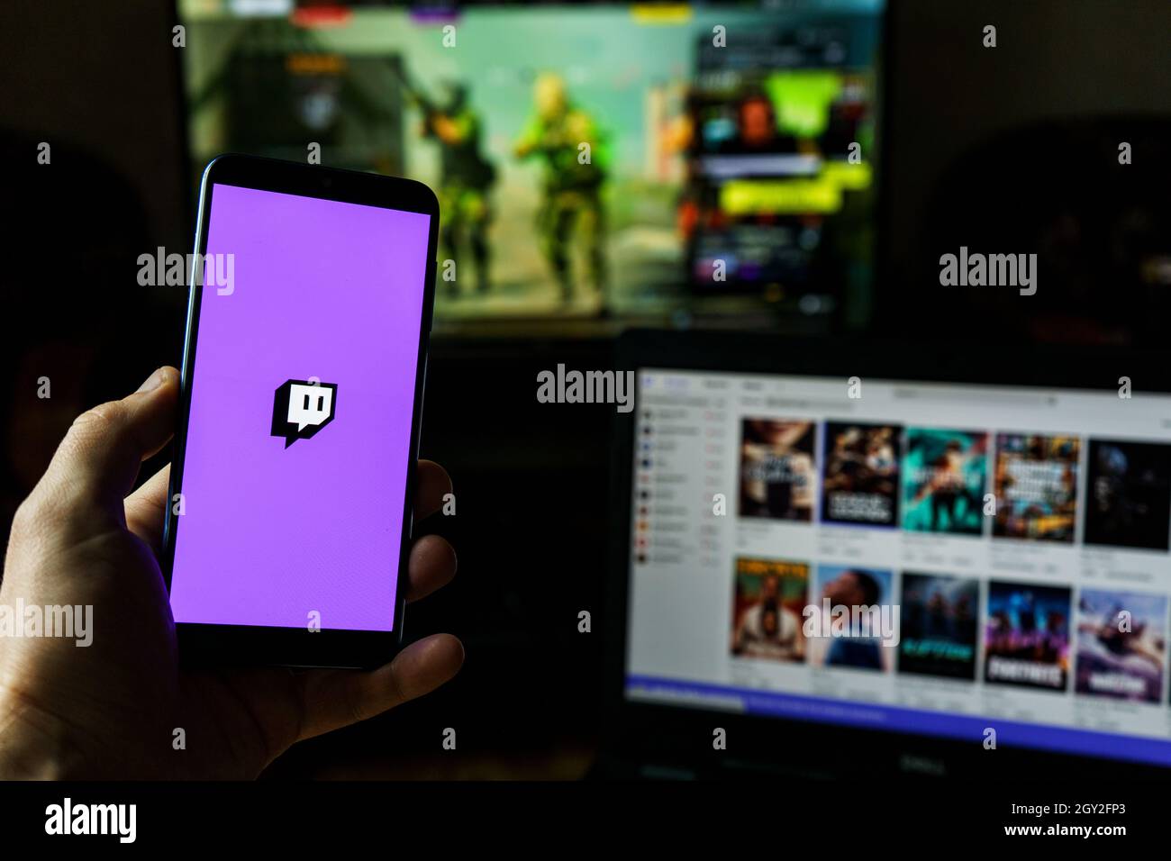 Twitch-App auf mehreren Bildschirmen. Twitch ist ein interaktiver Livestreaming-Dienst für Inhalte aus den Bereichen Gaming, Unterhaltung, Sport, Musik und mehr Stockfoto