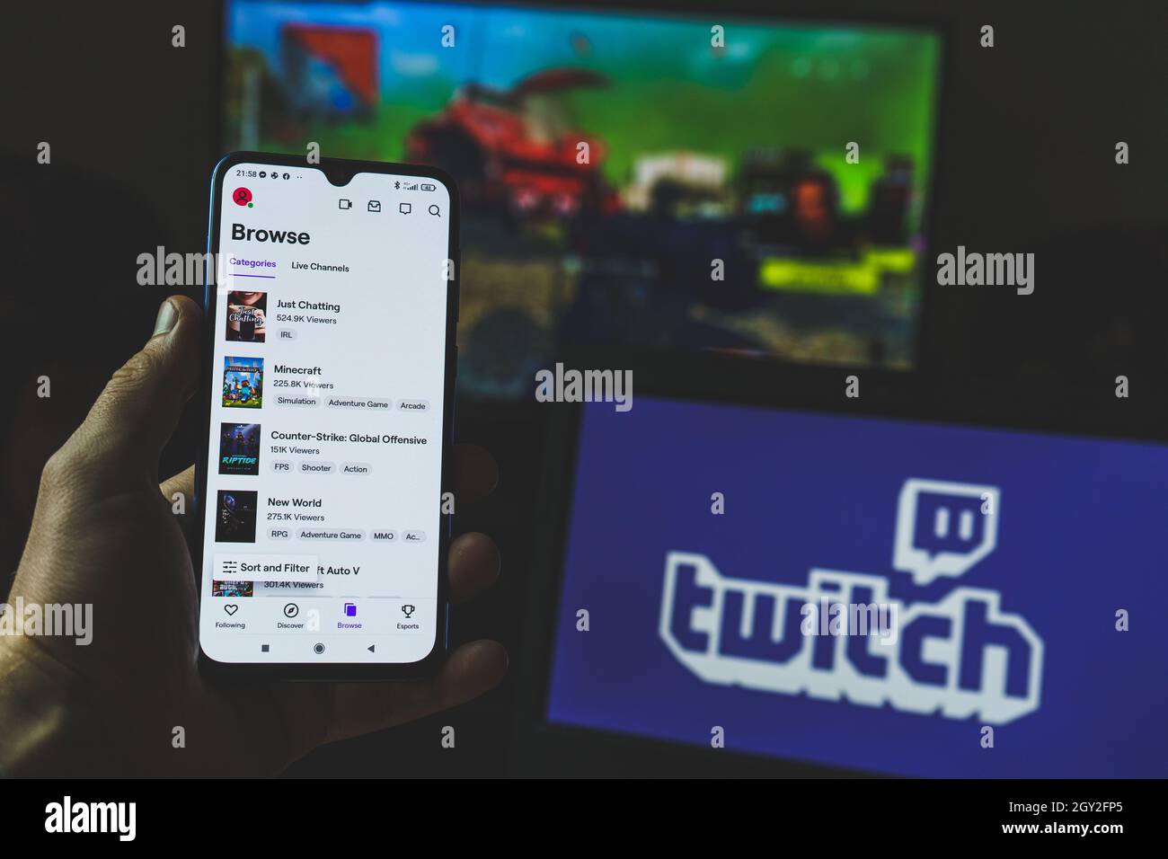 Twitch-App auf mehreren Bildschirmen. Twitch ist ein interaktiver Livestreaming-Dienst für Inhalte aus den Bereichen Gaming, Unterhaltung, Sport, Musik und mehr Stockfoto
