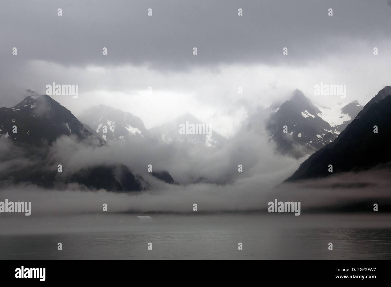 Dichter Nebel an der Küste von Fox Island, Resurrection Bay, Seward, Alaska, USA Stockfoto