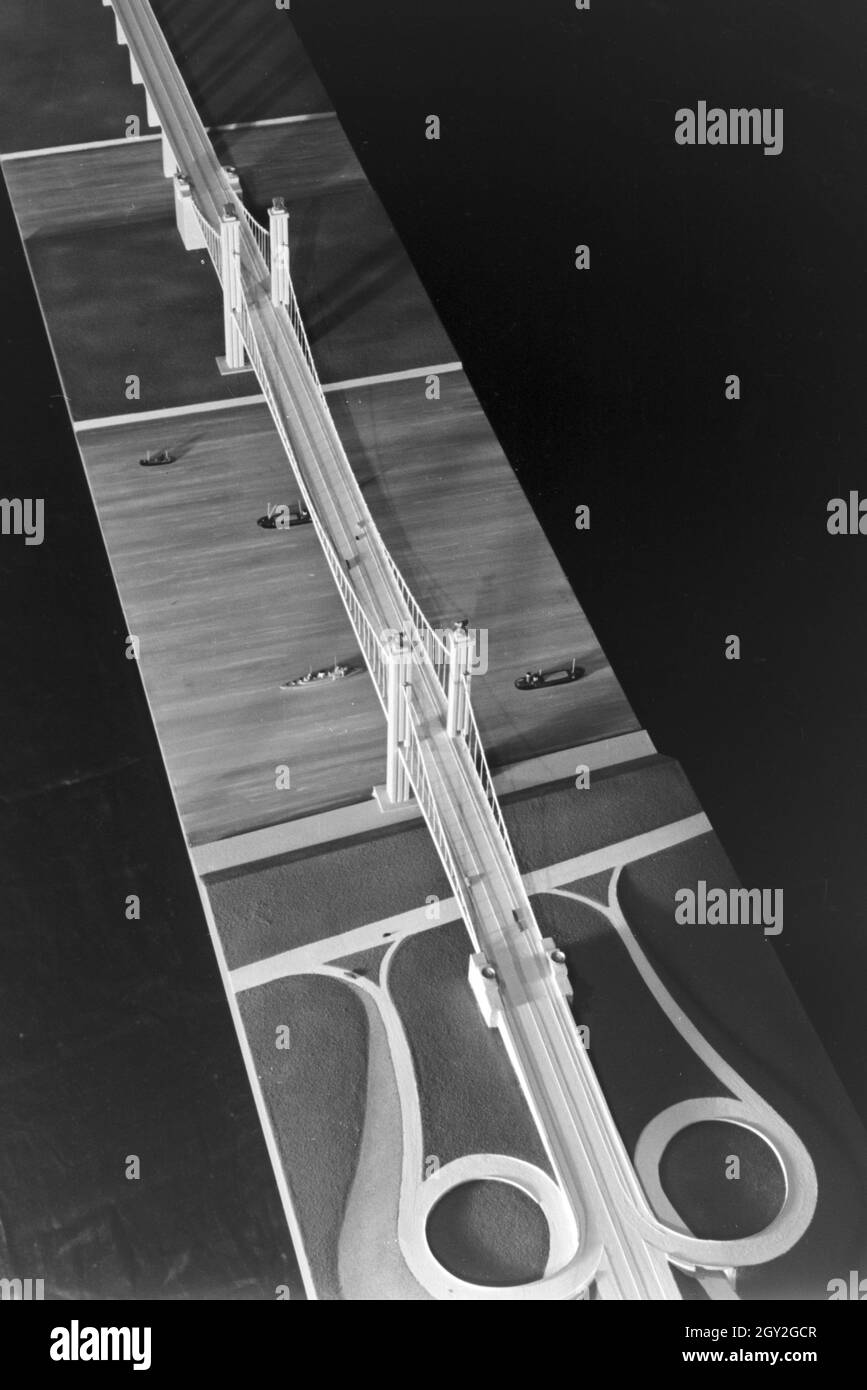 Modell einer geplanten Brücke, erstellt durch die Brückenbaufirma J. Gollnow & Sohn in Stettin, Deutschland 1930er Jahre. Modell der geplanten Brücke von bidge Bauunternehmen J. Gollnow & Sohn in Stettin, Deutschland der 1930er Jahre produziert. Stockfoto