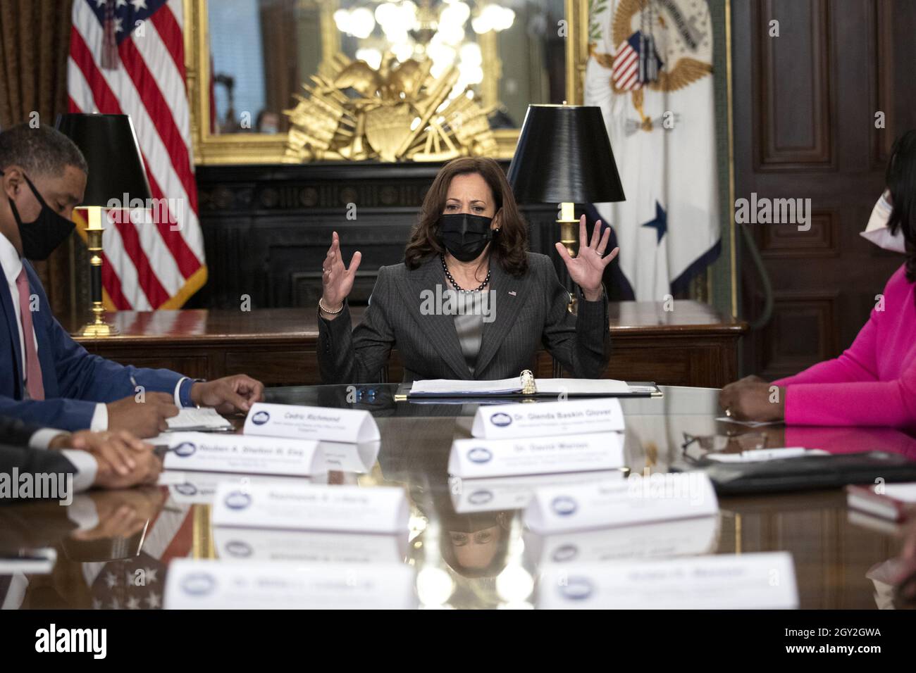 Washington, Usa. Oktober 2021. US-Vizepräsidentin Kamala Harris spricht während eines Treffens im Zeremonialbüro des Vizepräsidenten in Washington, DC, USA, am Mittwoch, den 6. Oktober, 2021. Harris trifft sich mit dem Rat der Präsidenten des Nationalen Pan-Hellenischen Rates, auch bekannt als die 'Göttlichen neun'. Foto von Tom Brenner/UPI Credit: UPI/Alamy Live News Stockfoto