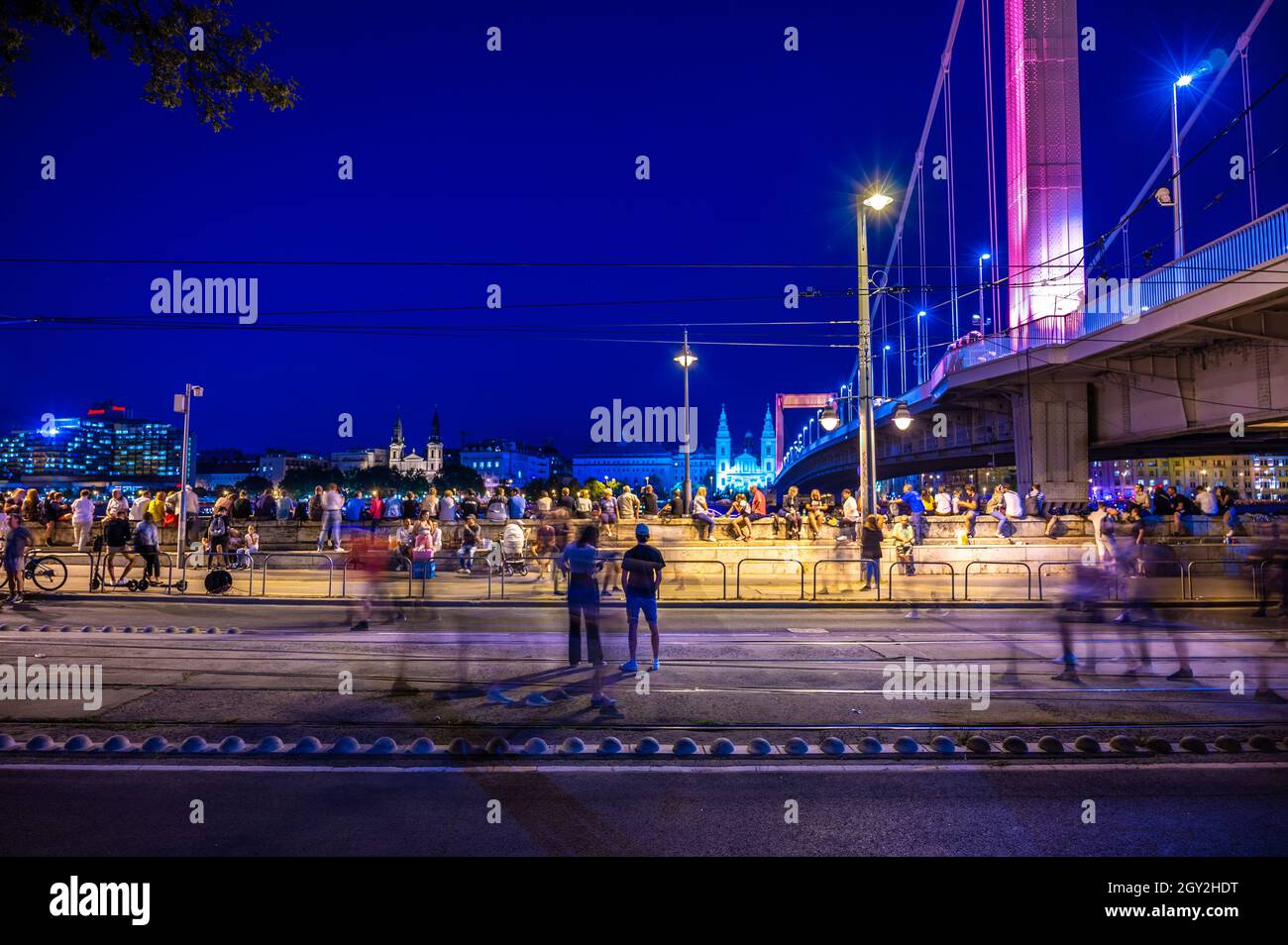 BUDAPEST, UNGARN - 20. AUGUST 2021: Blick auf die Menschen, die auf das Feuerwerk in Budapest am Tag der Nationalen Holday-Staatsstiftung warten Stockfoto