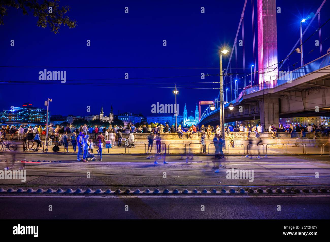 BUDAPEST, UNGARN - 20. AUGUST 2021: Blick auf die Menschen, die auf das Feuerwerk in Budapest am Tag der Nationalen Holday-Staatsstiftung warten Stockfoto