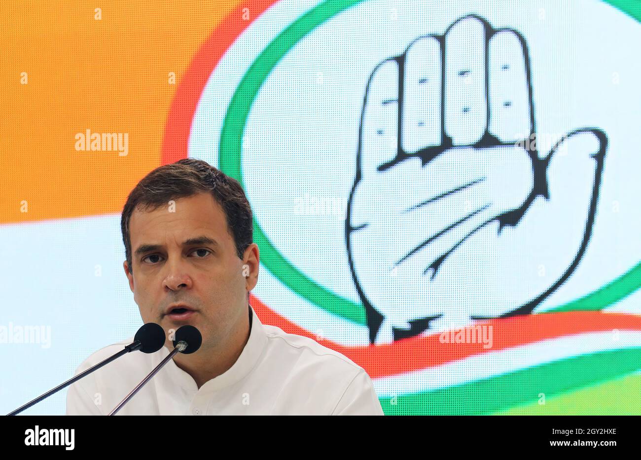 Rahul Gandhi, ehemaliger Präsident des indischen Nationalkongresses, spricht während einer Pressekonferenz im Hauptquartier der Partei in Neu-Delhi. Gandhi wandte sich an die Medien, bevor er nach Lakhimpur Kheri, Uttar Pradesh, ging, wo 8 Menschen getötet wurden, als während eines Bauernprotesten in Lakhimpur von Uttar Pradesh Gewalt ausbrach. Die Gewalt brach aus, nachdem zwei SUV über eine Gruppe von Demonstranten gegen das Agrargesetz gelaufen waren, die auf der Straße Tikonia-Banbirpur demonstrierten. Eines der Fahrzeuge gehört Ashish Mishra, dem Sohn des Heimatministers der Union, Ajay Mishra Teni. (Foto von Naveen Sharma/SOPA Images/Sipa Stockfoto