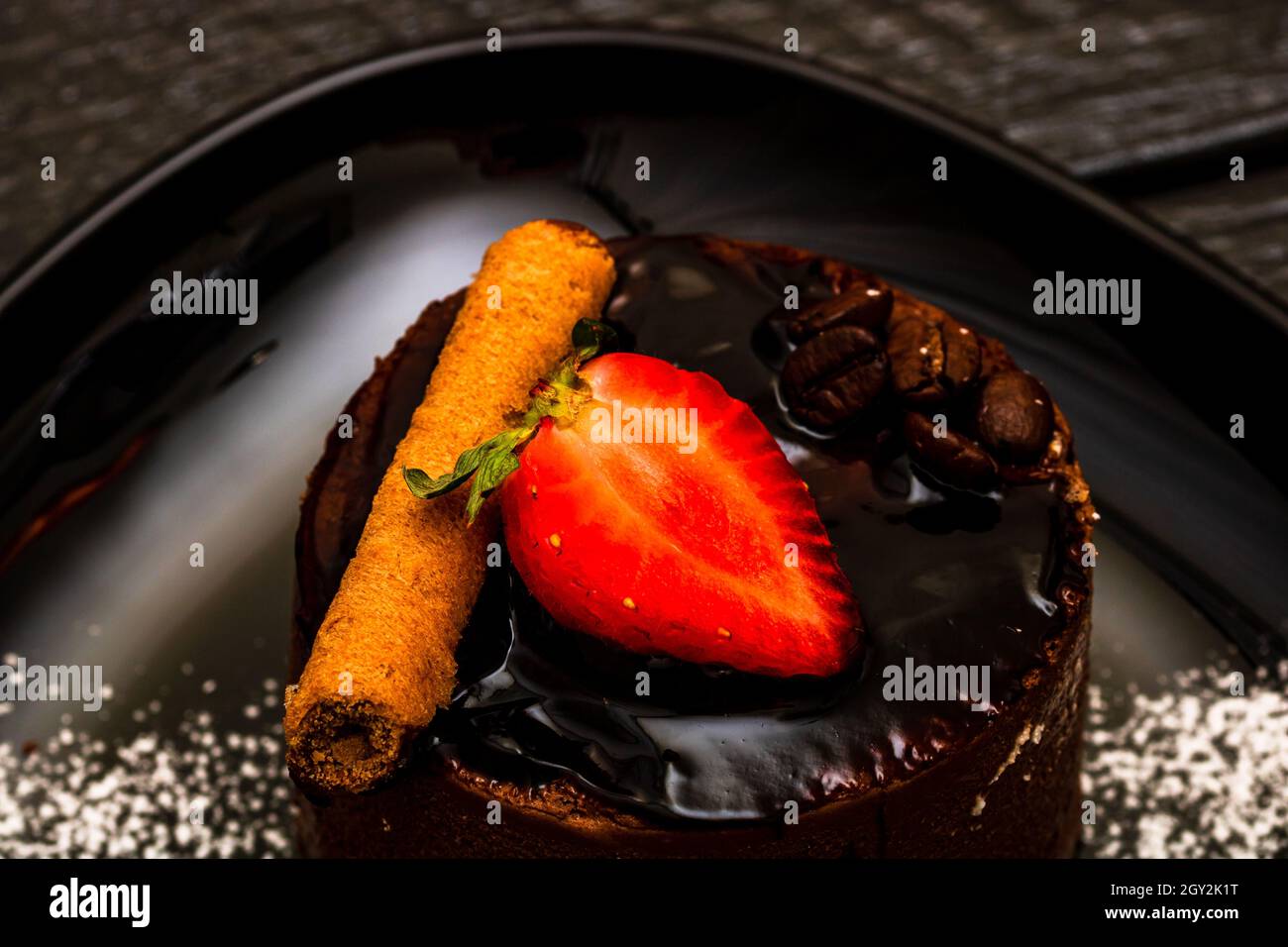 Servieren von Schokoladenmousse Dessert mit Zimt und Erdbeere Stockfoto