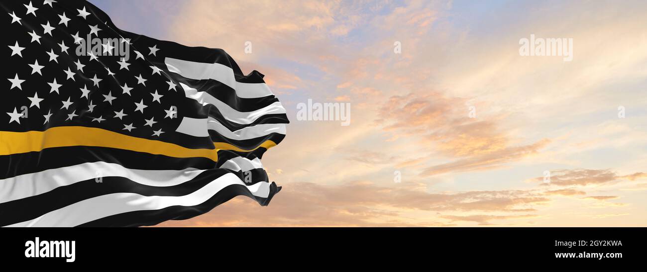 Dünne gelbe Linie Flagge winken. Panoramablick. Copy Platz für breite Banner. Sicherheitsbeauftragte, Private Sicherheitskräfte, Privatdetektoren, Kaution Stockfoto