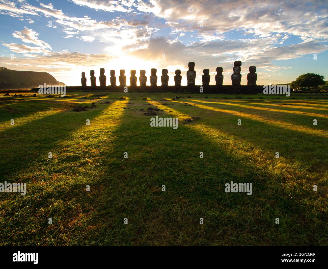 Sonnenaufgang über Moai-Steinskulpturen auf Ahu Tongariki, Osterinsel, Chile. Stockfoto