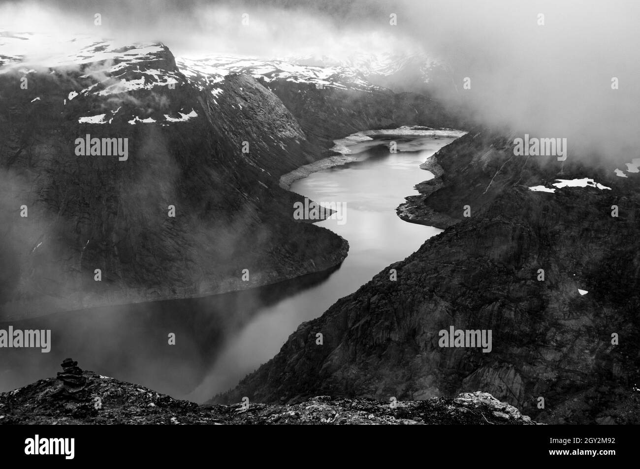 Graustufen einer beeindruckenden Ansicht des Hardanger Fjords in Norwegen Stockfoto