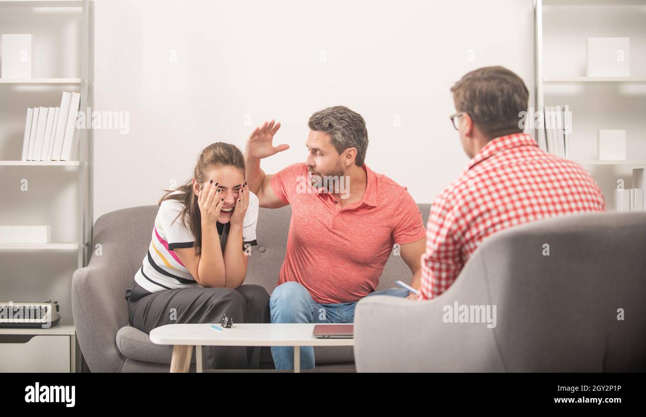 Paar sitzen bei Psychologen Lösung Aggression Problem, Familie Stockfoto
